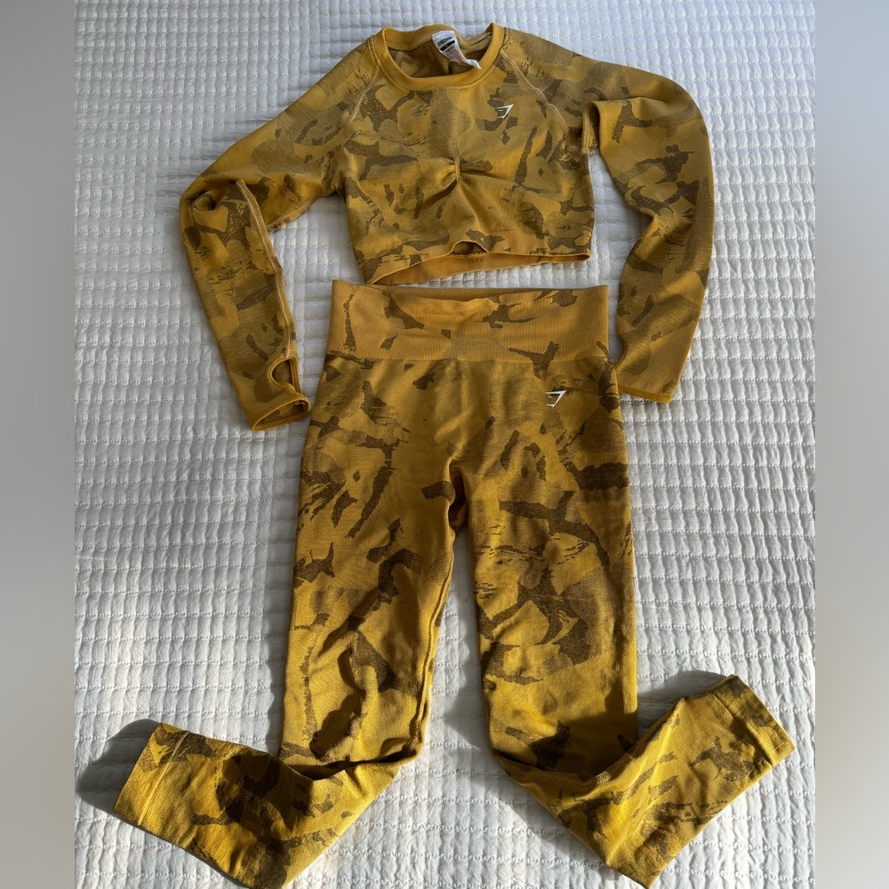 Gym Shark- Adapt Camo SEAMLESS LONG SLEEVE CROP TOP & Leggings.